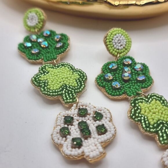 New TRIPLE CLOVER graphic bling sead beed St Patty's day earrings - Picture 6 of 9